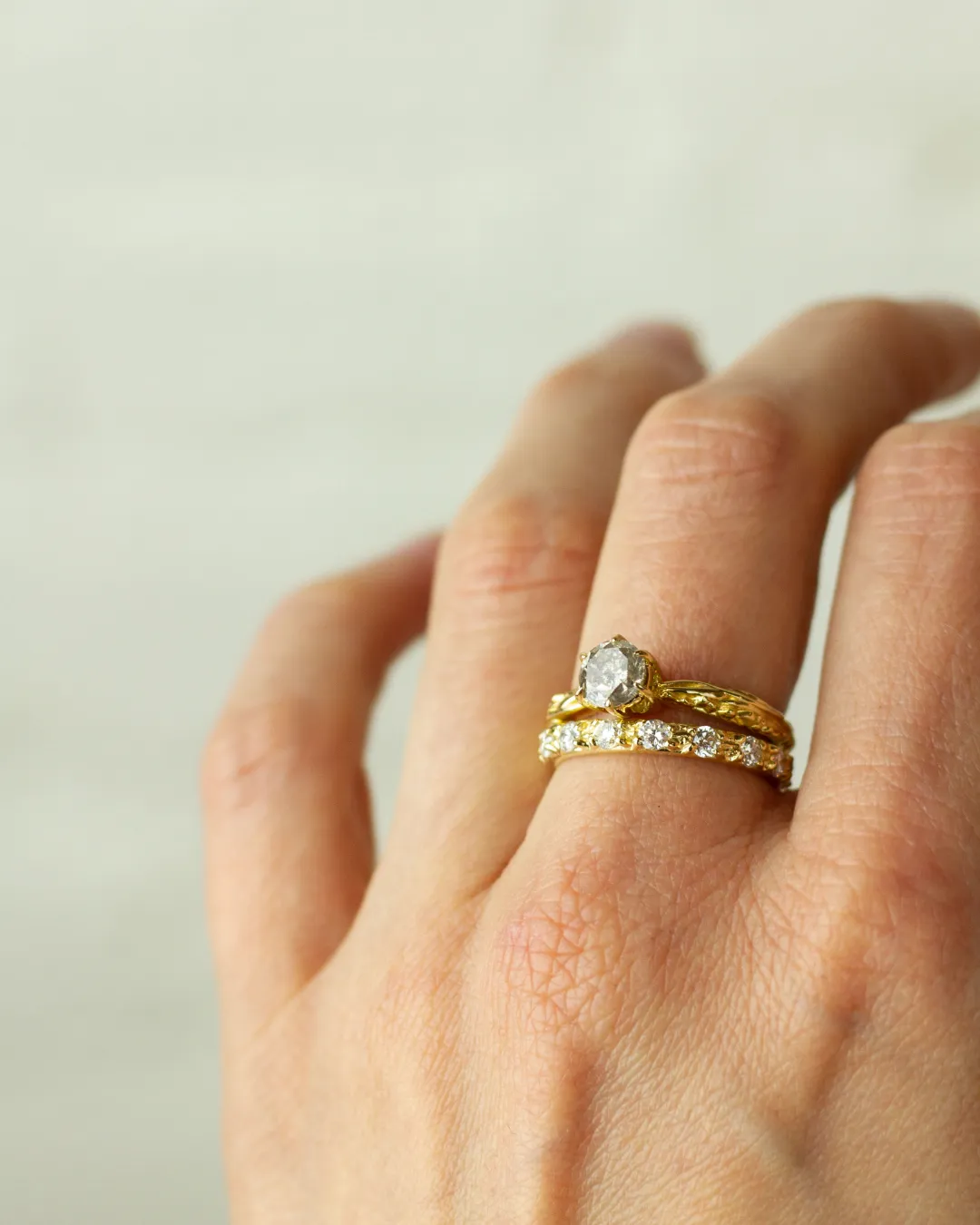 FACETED MATRIX SOLITAIRE ENGAGEMENT RING | 14K GOLD & SALT & PEPPER DIAMOND