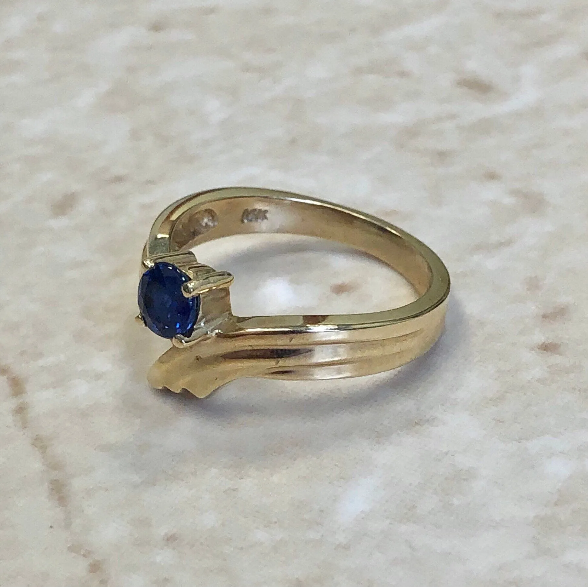 Fine Vintage 14 Karat Yellow Gold Sapphire Solitaire Ring