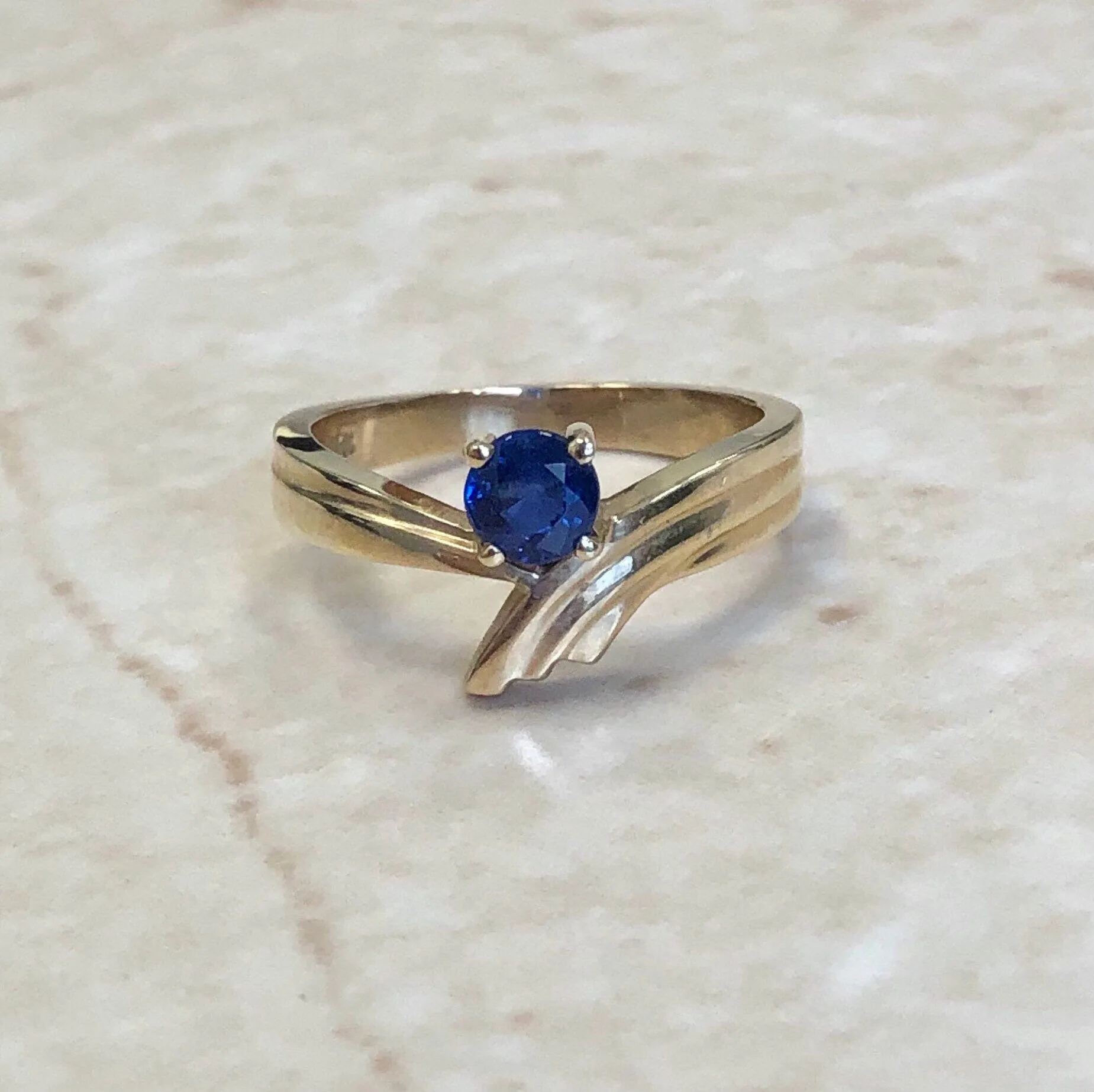Fine Vintage 14 Karat Yellow Gold Sapphire Solitaire Ring