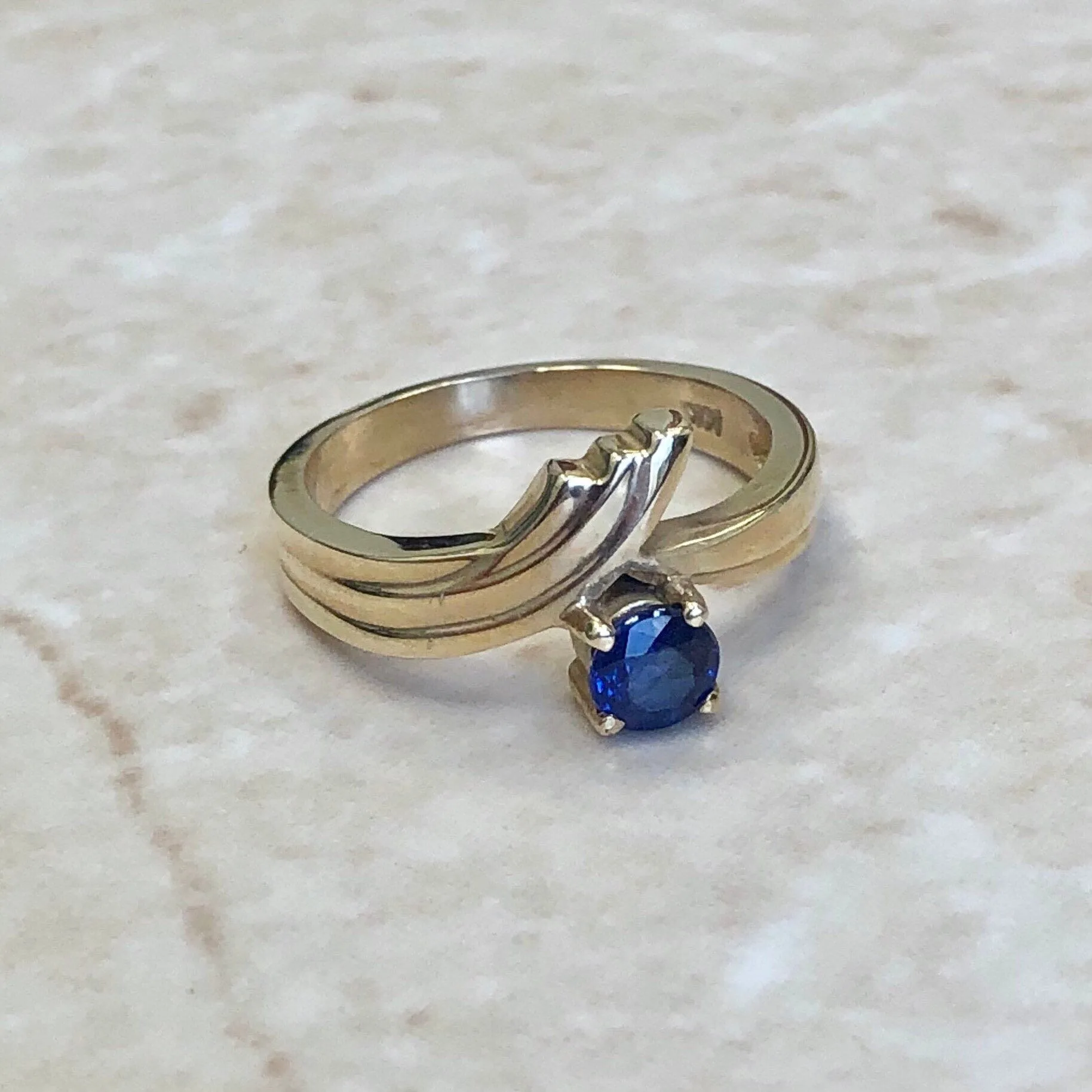 Fine Vintage 14 Karat Yellow Gold Sapphire Solitaire Ring
