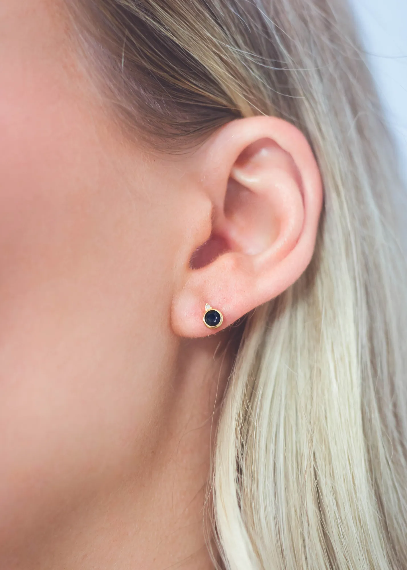 NATURAL SAPPHIRE AND TWO NATURAL DIAMOND SEPTEMBER EARRINGS GOLD