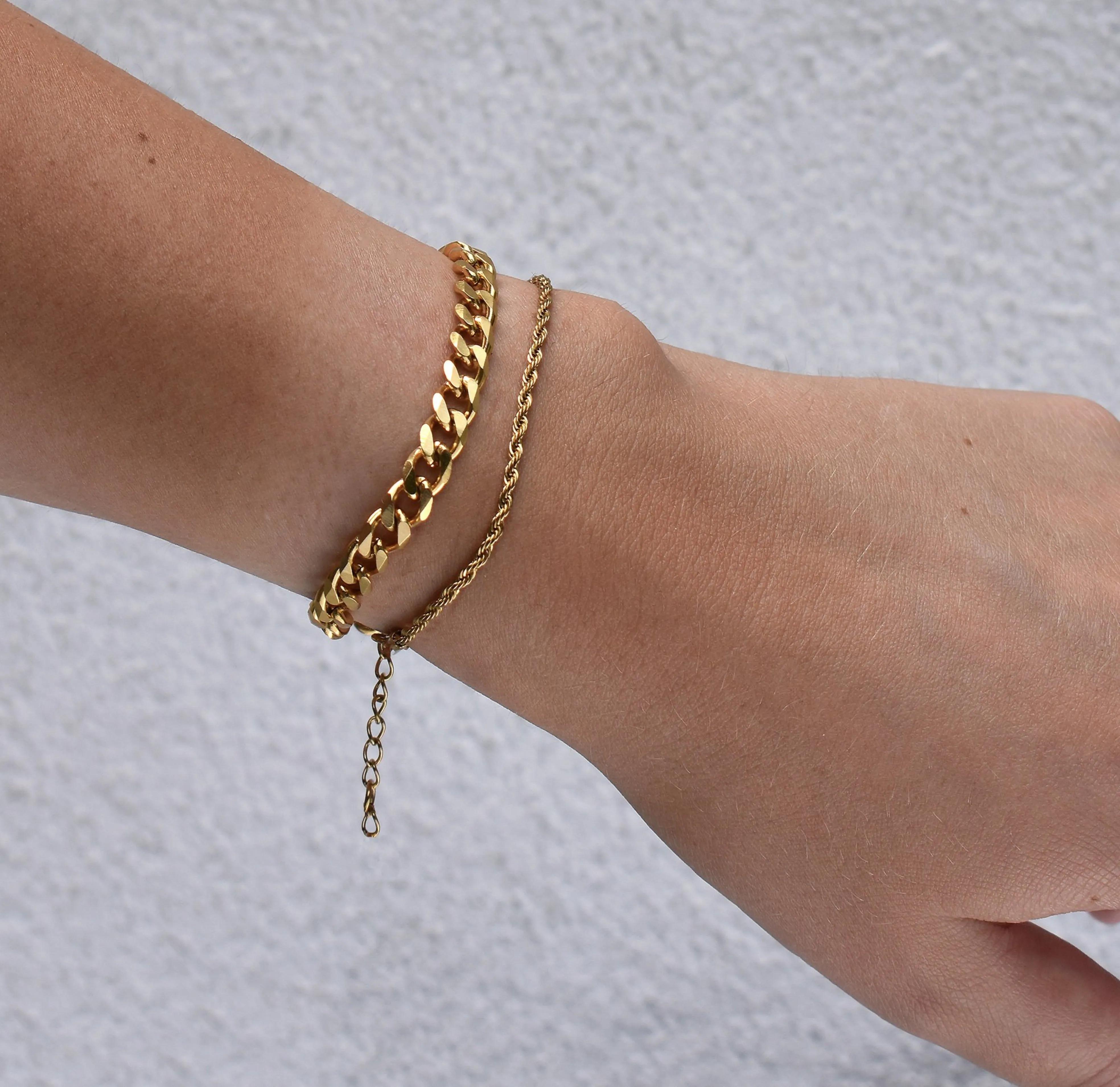 ROSLYN GOLD CURB CHAIN BRACELET